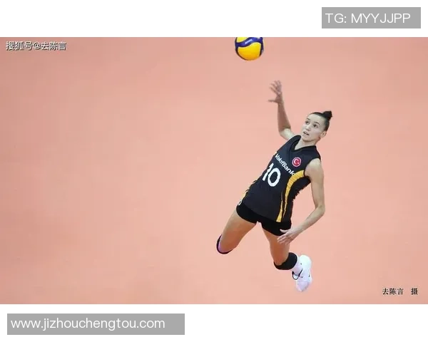 国外知名足球明星转战女排赛场展现全新运动魅力与风采